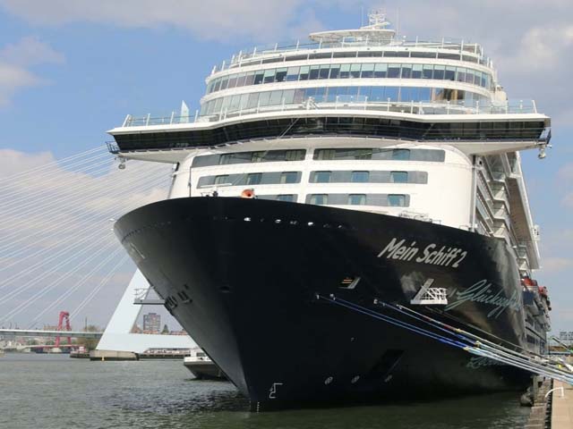 Mein Schiff 2 aan de Cruise Terminal Rotterdam